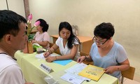 Phụ huynh làm hồ sơ trực tiếp tuyển sinh lớp 6 tại Hà Nội 