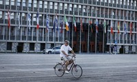 Quốc kỳ các nước EU trước tòa nhà Quốc hội Slovenia ở thủ đô Ljubljana. Ảnh: AP 