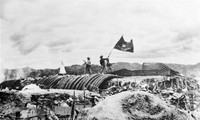 Chiều 7/5/1954, lá cờ quyết chiến, quyết thắng của Quân đội nhân dân Việt Nam tung bay trên nóc hầm tướng Đờ Cát, Điện Biên hoàn toàn giải phóng