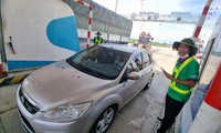 Nhiều xe vẫn gặp trục trặc khi thực hiện thu phí không dừng trên cao tốc Đà Nẵng - Quảng Ngãi Ảnh: Thanh Trần
