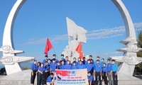 Huyện Đoàn Cam Lâm tổ chức hành trình về địa chỉ đỏ “Khu tưởng niệm chiến sĩ Gạc Ma” 