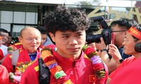 Thầy trò HLV Park Hang-seo được người Việt Nam ở UAE đón chào nhiệt tình ngay sau khi hạ cánh xuống sân bay ảnh: ĐOÀN NHẬT 