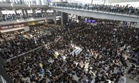 Sân bay Hong Kong kín đặc người biểu tình ngồi Ảnh: SCMP
