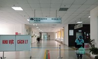 Hai nhân viên y tế mắc Covid-19 đang được điều trị tại Bệnh viện Nhiệt đới Trung ương Nguồn: NLĐ