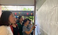 Phụ huynh xem điểm học sinh trúng tuyển lớp 6 tại Trường THCS-THPT Lương Thế Vinh năm 2019