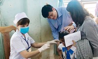 Ông Nguyễn Thanh Long thăm trẻ tiêm vắc-xin ngừa bạch hầu tại huyện Ðắk Ðoa, tỉnh Gia Lai . Ảnh: T.Hà