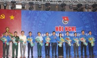 Anh Lê Quốc Phong chúc mừng các tân Ủy viên BCH T.Ư Đoàn khóa XI 