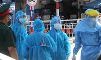 Lực lượng y tế Ðà Nẵng làm việc cật lực trong ngày đầu cách ly xã hội Ảnh: Nguyễn Thành 