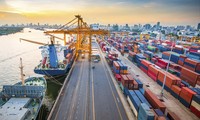 Việc thu phí hạ tầng cảng biển được hy vọng sẽ làm giảm ùn tắc trong và ngoài cảng biển ở TPHCM. Ảnh: Ngô Bình