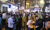 Tối 24/12, nhiều người đi chơi Giáng sinh chủ quan không đeo khẩu trang nơi công cộng tại quận Hoàn Kiếm, Hà Nội. Ảnh: Như Ý