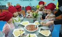 Trẻ mẫu giáo Trường mầm non Thực hành Linh Ðàm (Hà Nội) trong một giờ học làm món mỳ Ý 
