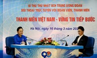 MC Lê Anh và Bí thư thứ nhất T.Ư Ðoàn Nguyễn Anh Tuấn tại buổi đối thoại 