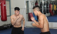 Võ sĩ Nguyễn Văn Ðương (bên trái) ra sức tập luyện cho các mục tiêu tại đấu trường khu vực và thế giới sắp tới. Ảnh: NGÔ TÙNG