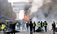Người biểu tình áo vàng trước Khải hoàn môn, Paris. Ảnh: Time 