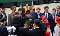 Ông Kim được chào đón bằng bánh mì và muối theo truyền thống của Nga. Ảnh: Reuters