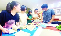 Vợ chồng bác sĩ giấy (thứ 2-3 từ phải sang) cùng học trò ở Hán Nôm Ðường 