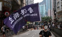 Một người biểu tình chống chính phủ ở Hong Kong ngày 24/5. ảnh: REUTERS 