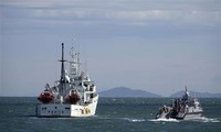 Các tàu của chính phủ Hàn Quốc gần đảo Yeonpyeong, Hàn Quốc, hôm thứ Sáu. Ảnh: AP 