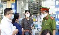 Lực lượng chức năng phường Hàng Trống (Hoàn Kiếm, Hà Nội) xử phạt người không đeo khẩu trang phòng dịch COVID-19 trước cổng bệnh viện Việt Đức ẢNH: như ý