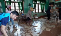 Cán bộ, giáo viên ở Quảng Bình dọn dẹp trường lớp, khắc phục hậu quả lũ lụt 