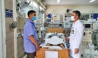 Bác sĩ Nguyễn Trung Nguyên thăm khám bệnh nhân ngộ độc rượu 