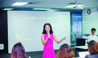 Jasmine Nguyễn phát biểu tại cuộc thi lập trình AngelHack VN 2019. Ảnh: Nam Sơn 