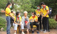 Các chiến sỹ “Xuân tình nguyện” TPHCM chia sẻ phương pháp chăm sóc sức khỏe với các cụ già. Ảnh: NGÔ TÙNG 