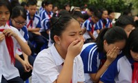 Học sinh Trường THCS Dịch Vọng - Cầu Giấy (Hà Nội) khóc cảm động khi được giáo dục chuyên đề về lòng biết ơn 