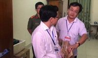 Đối tượng Nguyễn Quang Vinh (áo trắng bên phải, đã bị khởi tố), nguyên trưởng phòng Khảo thí, sở GD&ĐT Hòa Bình tại khu vực chấm thi trắc nghiệm của Hội đồng chấm thi sở GD&ĐT Hòa Bình ngày 3/7/2018 Ảnh: Nghiêm Huê