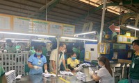 Công nhân và cán bộ làm việc ở một Cty tại KCN Biên Hòa 2 (Đồng Nai) mang khẩu trang y tế trong khi làm việc
