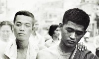10h sáng ngày 30/4, những người lính Sài Gòn đang bước đi thất thểu. Vài người cởi áo lính, ở trần .