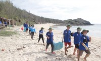 Các chiến sĩ tình nguyện thu gom rác thải tại đảo Phú Quý Ảnh: NVCC 