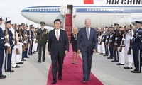  Phó tổng thống Mỹ Joe Biden chào đón chủ tịch Trung Quốc Tập Cận Bình tại căn cứ không quân Andrews ở Washington D.C. hồi năm 2015 