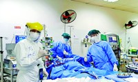 Bác sĩ Việt Anh cùng đồng nghiệp đặt ECMO cho bệnh nhân thành công