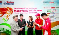 Các VĐV điền kinh hàng đầu Việt Nam trò chuyện với lão tướng điền kinh Bùi Lương (bìa trái) trước buổi họp báo giới thiệu giải Tiền Phong Marathon 2021. Ảnh: Như Ý 