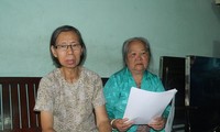 Bà Lê Thị The (phải) và bà Phạm Thị Dung đang khiếu nại việc giải tỏa thu hồi nhà đất tại dự án KÐTM Thủ Thiêm ảnh: Huy Thịnh