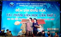 Học sinh lớp 10 Trường THPT Chuyên Ngoại ngữ, ĐH Ngoại ngữ, ĐHQG Hà Nội đang diễn lại tác phẩm “Vợ nhặt” của Kim Lân