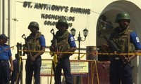 Cảnh sát đứng gác bên ngoài một nhà thờ ở Colombo. ảnh: CNN 