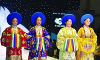 NSND Lan Hương (từ trái qua), NSƯT Thùy Liên, NSND Minh Hòa, NSND Hoàng Cúc mặc áo Nhật Bình của Ỷ Vân Hiên 