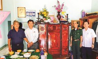 Ông Trần Vũ Bình (bìa phải) cùng các chiến sĩ Biệt động Sài Gòn trong ngày giỗ đồng đội