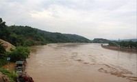 Nước sông Hồng đoạn qua TP Lào Cai tiếp tục dâng cao Ảnh: Đức Phương 