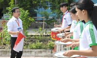  Thầy Triệu Văn Huynh (trường THCS Châu Văn Liêm) hướng dẫn đội trống Đội của trường tập luyện Ảnh: Xuân Tùng 