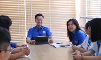 TS.BS Phạm Lê Duy (ngồi giữa) luôn truyền cảm hứng tới sinh viên qua các hoạt động Đoàn Ảnh: U.P 