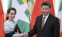 Chủ tịch Trung Quốc Tập Cận Bình đón Cố vấn nhà nước Myanmar Aung San Suu Kyi ở Bắc Kinh năm 2019 ảnh: AP 