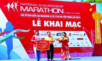 Ông Trần Ngọc Nhung - Giám đốc Sở VHTTDL Gia Lai, nhận cờ đăng cai tổ chức giải năm 2021 từ trưởng BTC Tiền Phong Marathon 2020 Lê Xuân Sơn. Ảnh: Như Ý