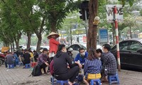 Nhiều người tập trung uống nước tại quán trà đá trên đường Hoàng Đạo Thúy