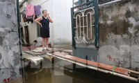 Một tuần sau mưa, người Hà Nội vẫn phải bắc 'cầu khỉ' vượt nước ngập