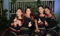 Hoa hậu H&apos;Hen Niê, Khánh Vân và người đẹp mang trung thu về với buôn làng