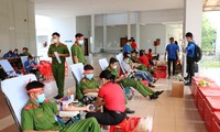 Hơn 100 cán bộ, chiến sĩ Công an tỉnh An Giang tham gia Chủ nhật Đỏ