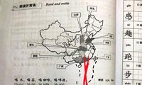 Cuốn giáo trình Đọc sơ cấp 1 “Developing Chinese” bài 7 in hình bản đồ Trung Quốc có "đường lưỡi bò"